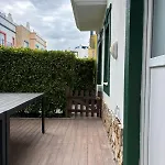 V4 - 8 To 11 People, 5 Min Walk *