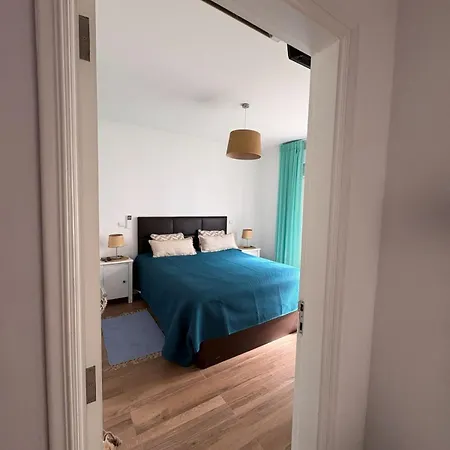 V4 - 8 To 11 People, 5 Min Walk *