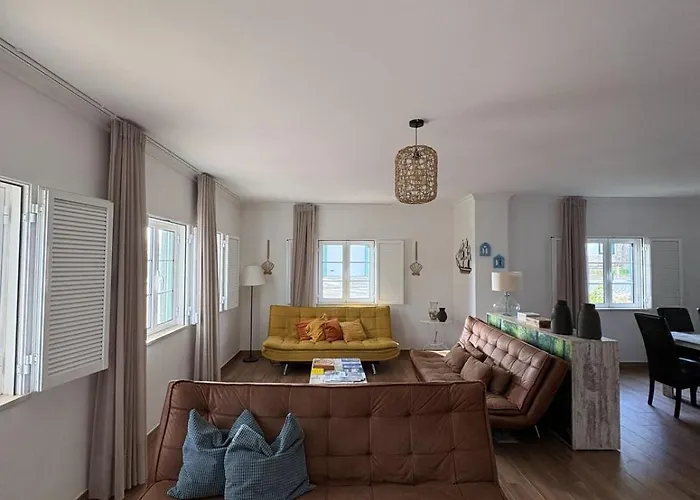 V4 - 8 To 11 People, 5 Min Walk *