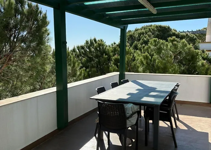 V4 - 8 To 11 People, 5 Min Walk *