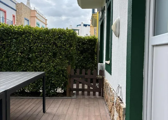 V4 - 8 To 11 People, 5 Min Walk *