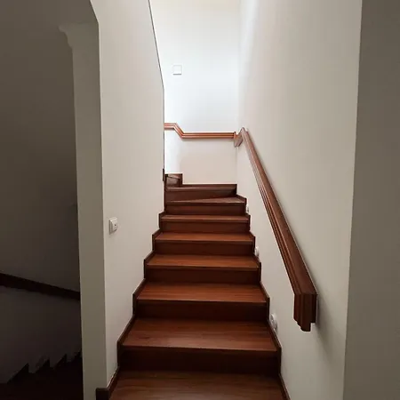 V4 - 8 To 11 People, 5 Min Walk