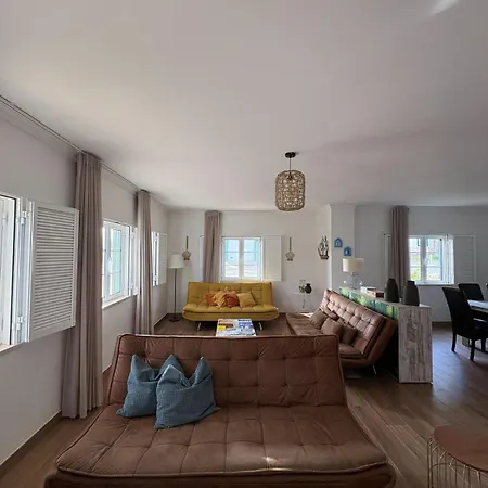 V4 - 8 To 11 People, 5 Min Walk *
