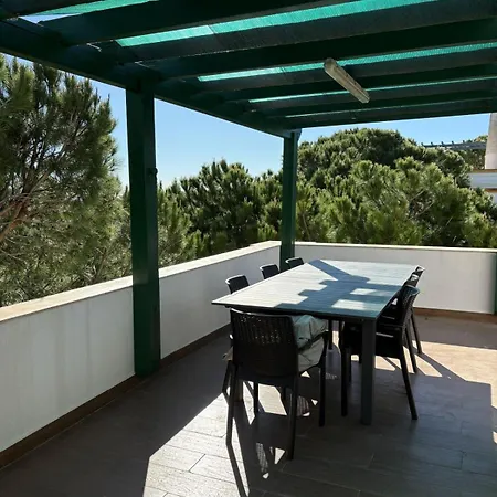 V4 - 8 To 11 People, 5 Min Walk *