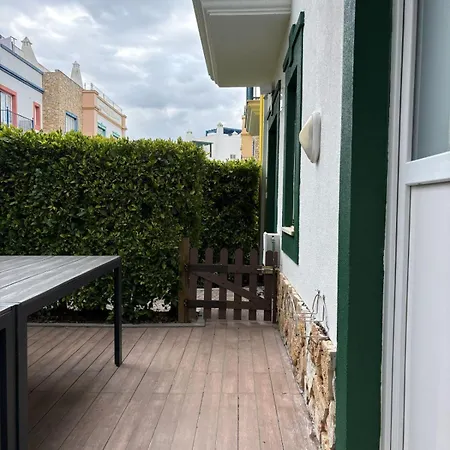 V4 - 8 To 11 People, 5 Min Walk *
