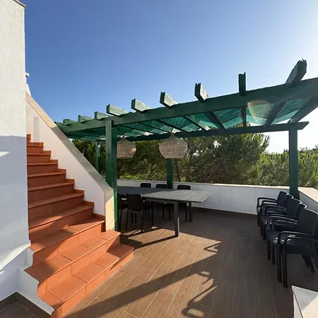 V4 - 8 To 11 People, 5 Min Walk