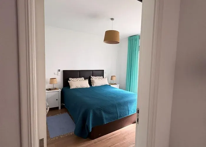 V4 - 8 To 11 People, 5 Min Walk *