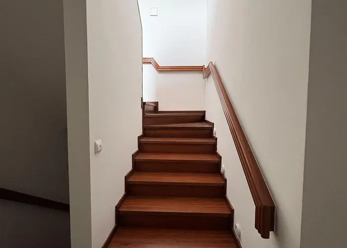 V4 - 8 To 11 People, 5 Min Walk